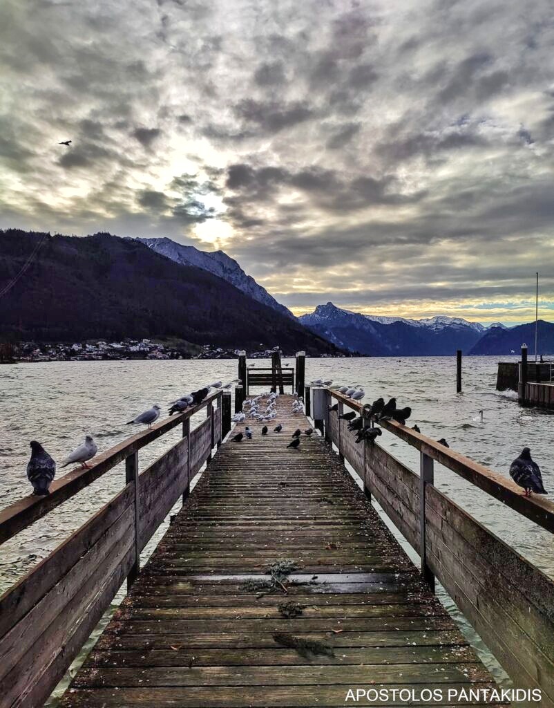 Gmunden, the charming village by Lake Traunsee in Austria, is the perfect destination for nature lovers and those seeking tradition. Surrounded by majestic mountains and offering picturesque traditional buildings, Gmunden is ideal for exploring, hiking, and photography