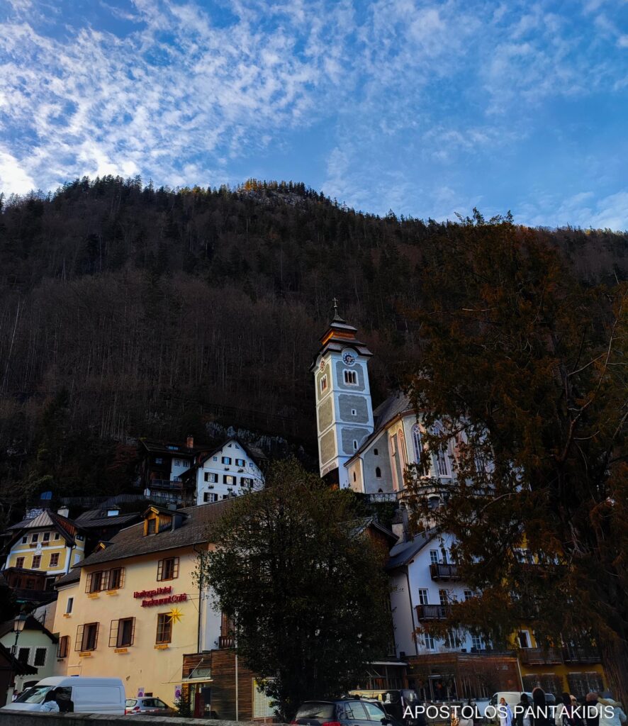 Hallstatt – Traditional wooden houses and stunning Alpine views by the lake